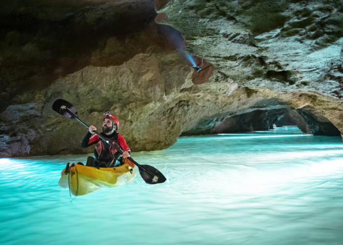 Saca tu lado aventurero y navega con kayak dentro de la cavidad.